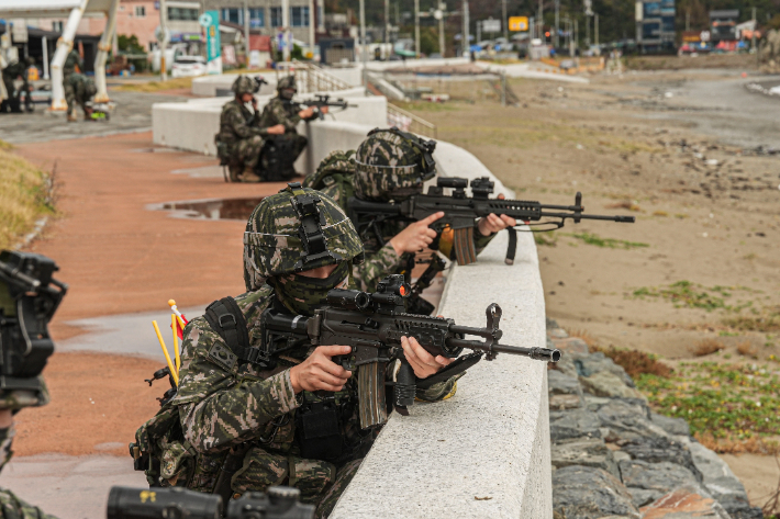 호국훈련에 참가한 해병대 제1사단 장병들이 19일(월) 포항 신창해수욕장 일대에서 적 해상침투를 가정한 훈련에 참가하여 사주경계를 하고 있다. 해병대 1사단 제공