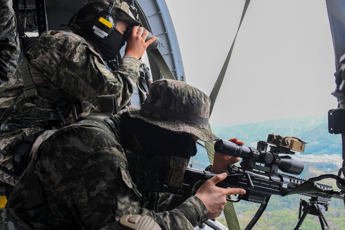 호국훈련에 참가한 해병대 제1사단 특수수색여단 장병들이 19일 경주 일대에서 공중 탐색격멸작전을 수행하며 공중정찰을 시행하고 있다. 해병대 1사단 제공