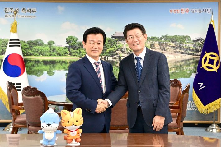 조규일 진주시장과 김선기 한국산업기술시험원장. 진주시청 제공