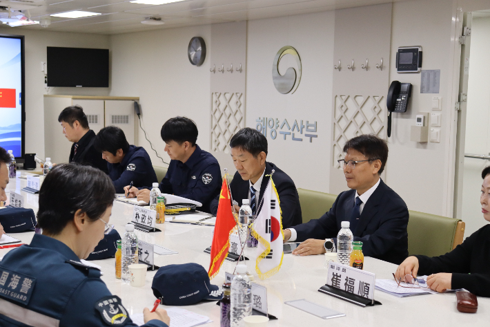 서해어업관리단 무궁화42호에서 한중 양국이 협의하는 모습. 해수부 제공