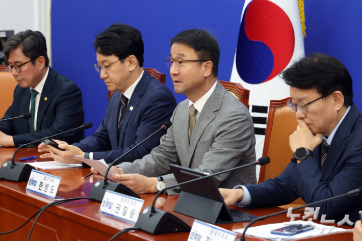 더불어민주당 한병도 원내대표가 20일 서울 여의도 국회에서 열린 원내대책회의에서 발언을 하고 있다. 윤창원 기자