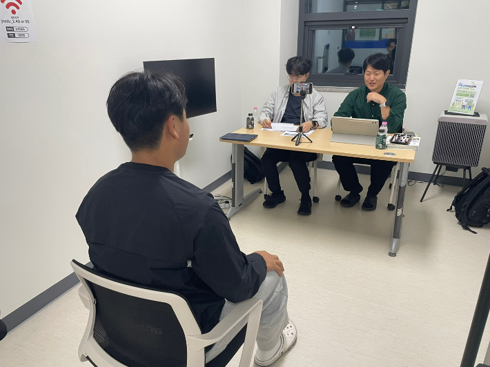 027학년도 대입 수시 대비 모의면접에 참여한 학생이 진로진학상담센터에서 협력교사와 실전 면접을 진행하고 있다. 전남광주통합특별시교육청 제공