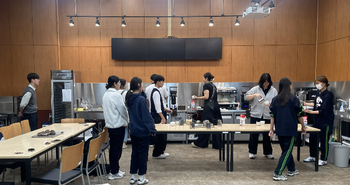 광주지역 고등학교 1, 2학년 12명 학생들이 19일 광주대학교 호심기념도서관 카페형실습장에서 기초 라떼아트 프로그램에 참여하고 있다. 전남광주통합특별시교육청 제공