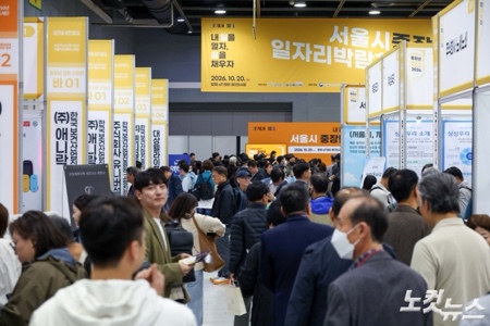 부스 둘러보는 구직자들