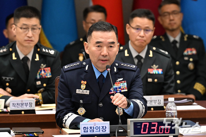 진영승 합참의장이 서울 용산구 국방부에서 열린 국회 국방위원회의 합동참모본부 등에 대한 국정감사에서 의원 질의에 답변을 하고 있다. 국회사진기자단