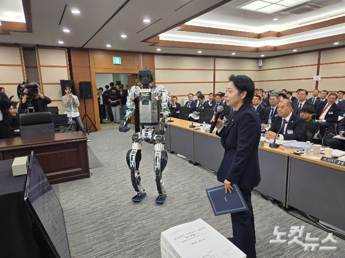 황정아 의원이 KAIST가 개발한 휴머노이드를 국정감사장에서 소개하고 있다. 인상준 기자