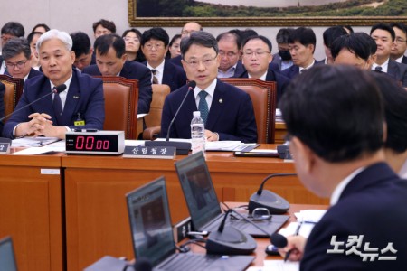 박은식 산림청장이 20일 서울 여의도 국회에서 열린 농림축산식품해양수산위원회의 산림청 등에 대한 국정감사에서 의원 질의에 답변을 하고 있다.
