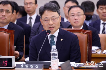 박은식 산림청장이 20일 서울 여의도 국회에서 열린 농림축산식품해양수산위원회의 산림청 등에 대한 국정감사에서 의원 질의에 답변을 하고 있다.