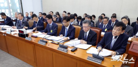 이창훈 한국의료분쟁조정중재원 원장(앞줄 오른쪽)이 20일 서울 여의도 국회에서 열린 보건복지위원회의 한국보건산업진흥원 등에 대한 국정감사에서 의원 질의에 답변을 하고 있다.