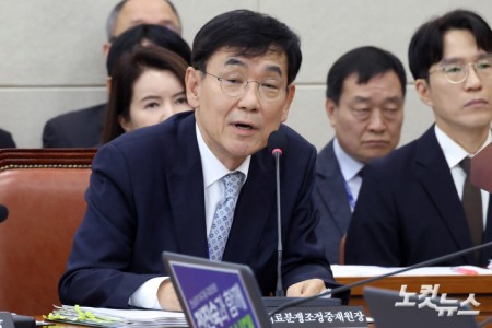 이창훈 한국의료분쟁조정중재원 원장이 20일 서울 여의도 국회에서 열린 보건복지위원회의 한국보건산업진흥원 등에 대한 국정감사에서 의원 질의에 답변을 하고 있다.
