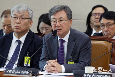서길준 국입중앙의료원 원장이 20일 서울 여의도 국회에서 열린 보건복지위원회의 한국보건산업진흥원 등에 대한 국정감사에서 의원 질의에 답변을 하고 있다.