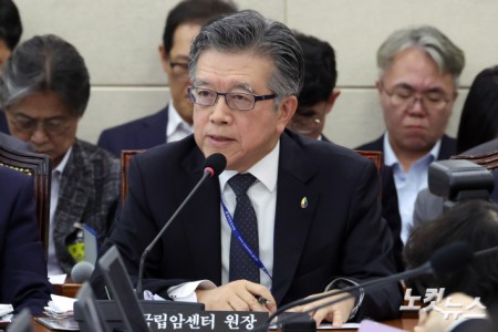 양한광 국입암센터 원장이 20일 서울 여의도 국회에서 열린 보건복지위원회의 한국보건산업진흥원 등에 대한 국정감사에서 의원 질의에 답변을 하고 있다.