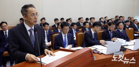 황기연 한국수출입은행장이 20일 서울 여의도 국회에서 열린 재정경제기획위원회의 한국수출입은행 등에 대한 국정감사에서 기관보고를 하고 있다.
