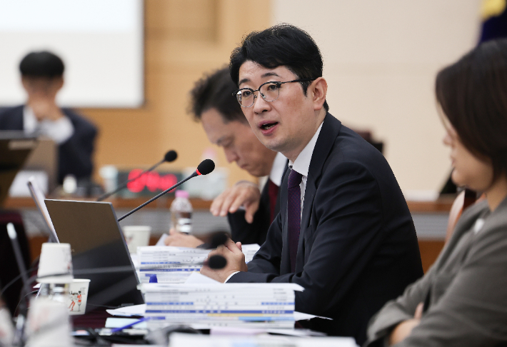국민의힘 주진우 의원이 20일 대구고법에서 열린 국회 법제사법위원회의 대구고등·지방·가정·회생법원, 부산고등·지방·가정·회생법원, 울산지방·가정법원, 창원지법에 대한 국정감사에서 질의하고 있다. 연합뉴스