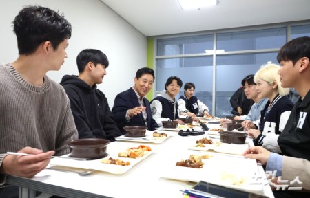 홍대 학생들과 점심 먹는 서울시장