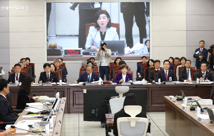 국회 교육위원회의 부산·울산·경남·대구·경북·강원교육청에 대한 국정감사가 열린 20일 부산 부산진구 부산시교육청에서 각 지역 교육감이 질의를 듣고 있다. 연합뉴스