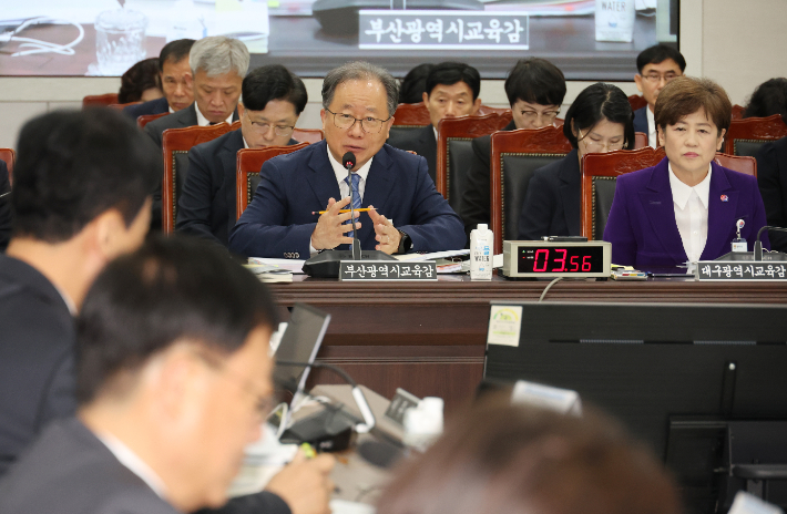 김석준 부산시교육감이 20일 부산 부산진구 부산시교육청에서 열린 국회 교육위원회의 부산·울산·경남·대구·경북·강원교육청 등에 대한 국정감사에서 의원 질의에 답변하고 있다. 연합뉴스
