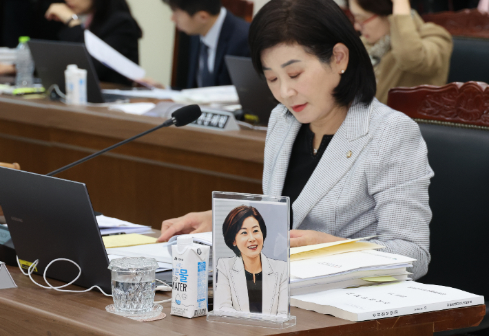 20일 부산 부산진구 부산시교육청에서 열린 국회 교육위원회의 부산·울산·경남·대구·경북·강원교육청 등에 대한 국정감사에서 위원장인 국민의힘 김희정 의원이 자료를 살피고 있다. 연합뉴스