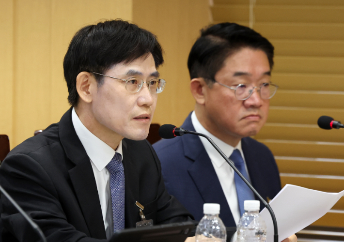 질의에 답하는 김상곤 전주지방법원장. 연합뉴스