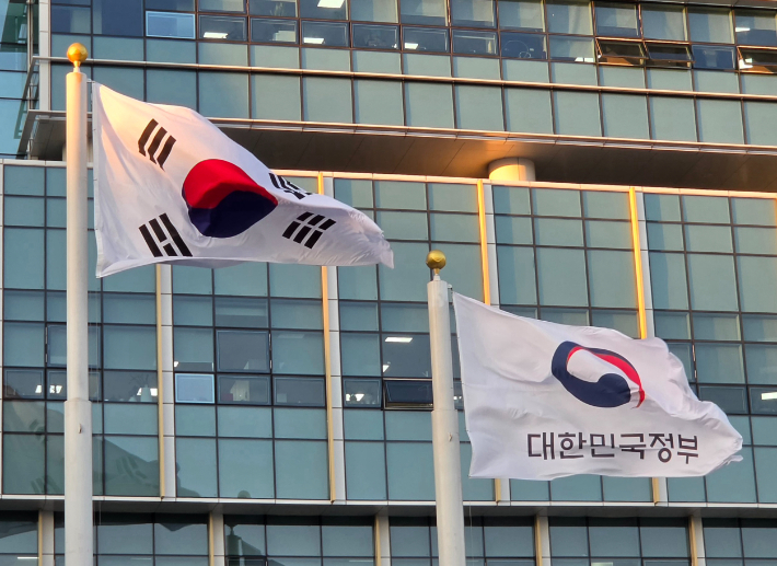 정부세종청사 중앙동에 게양된 태극기와 대한민국 정부기. 연합뉴스