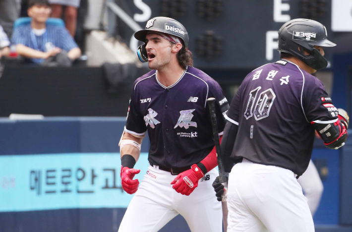 11일 대구 삼성라이온즈파크에서 열린 프로야구 '2026 신한 SOL뱅크 KBO리그' kt wiz와 삼성 라이온즈의 경기. 3회 초 1사 주자 1, 2루 상황에서 타석에 선 kt 힐리어드가 연타석 홈런을 친 뒤 기뻐하고 있다. 연합뉴스 
