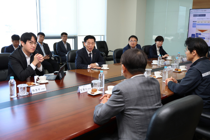 20일 국가인공지능전략위원회 하정우 부위원장이 강원 동해시를 방문해 AI 데이터센터 사업 예정 부지와 지역의 주요 전력산업 현장을 살펴보고, 사업 추진 상황을 점검했다. 동해시 제공