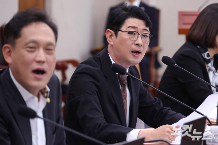 법제사법위원회 국정감사에서 국민의힘 주진우 의원이 자신의 질의시간에 발언을 하고 있는 모습.  윤창원 기자