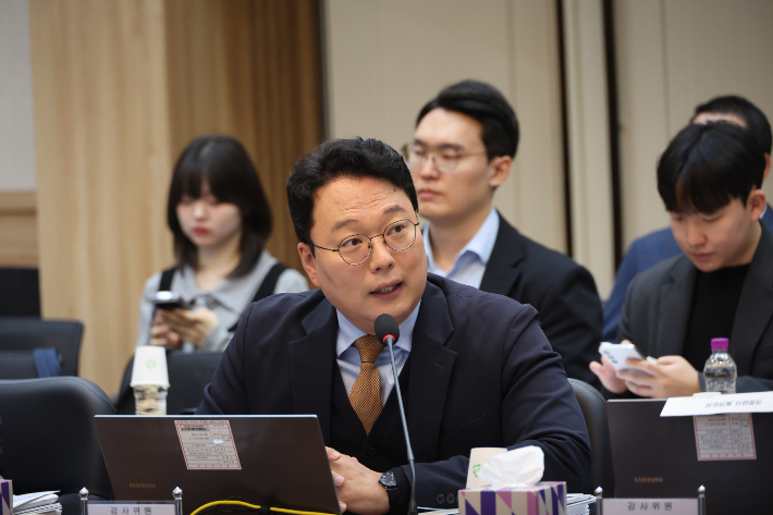 천하람 의원이 19일 오전 충남 계룡시 계룡대에서 열린 국회 국방위원회의 육군본부 등에 대한 국정감사에서 질의하고 있다. 연합뉴스