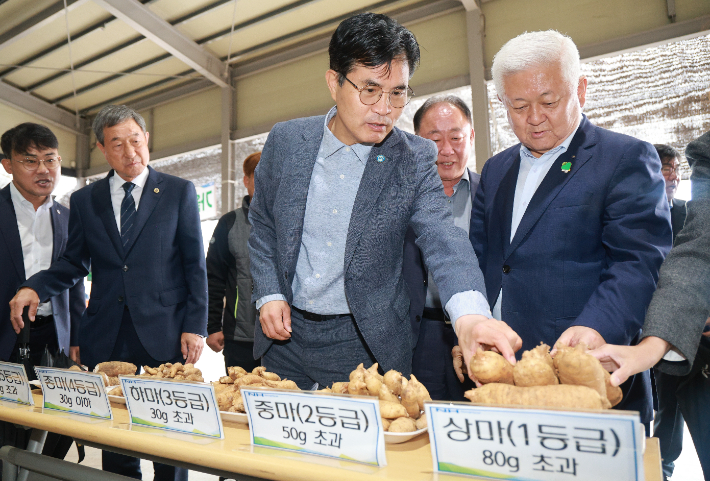 이원택 전북도지사와 황인홍 무주군수(왼쪽 세 번째부터)가 20일 무주천마사업단을 찾아 천마를 살펴보고 있다. 전북도 제공