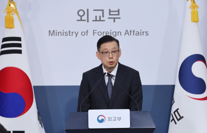 박두순 외교부 대변인이 20일 서울 종로구 정부서울청사 외교부에서 열린 정례브리핑에서 우크라이나 전역에 걸친 공습 위협이 상존해 안전 확보가 어려운 점 등을 고려,  공관원 일부 철수를 결정했다고 밝히고 있다. 연합뉴스