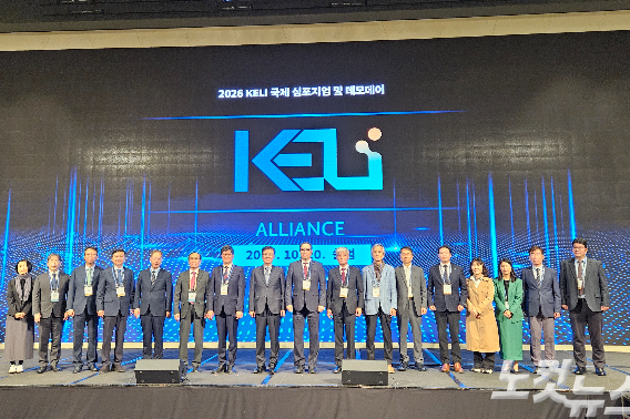 20일 서울 용산구 드래곤시티 호텔에서 열린 한림대학교 '2026 KELI 국제 심포지엄 및 데모데이' 행사에서 윤희성 일송학원 이사장, 최양희 한림대 총장 등 주요 내빈 등이 참석한 가운데 열렸다. 구본호 기자  한림대학교 박현제 AI 에듀테크센터장(특임교수)이 20일 서울 용산구 드래곤시티에서 열린 '2026 KELI 국제 심포지엄 및 데모데이'에서 자체 개발한 AI 교육 서비스 19종에 대해 설명하는 모습. 구본호 기자