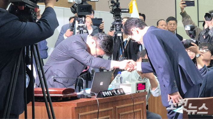 이철우 경북도지사가 국정감사 전 강명구 의원과 악수를 나누고 있다. 곽재화 기자