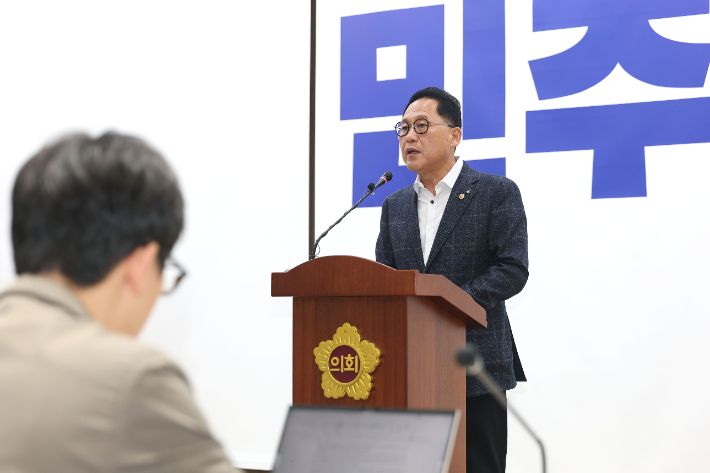 경기도의회 더불어민주당 안광률 대표의원(시흥1)이 20일 오후 3시 도의회 브리핑룸에서 기자회견을 열고 발언하고 있다. 경기도의회 제공
