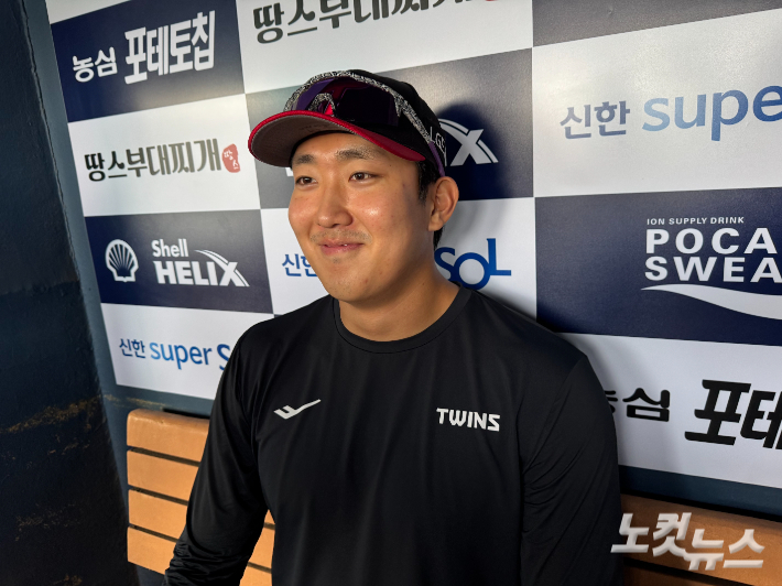 취재진과 인터뷰하는 손주영. 김조휘 기자