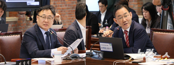 20일 충청북도에 대한 국회 국정감사에서 더불어민주당 이광희(왼쪽) 의원과 국민의힘 주호영 의원이 질의하고 있다. 임성민 기자