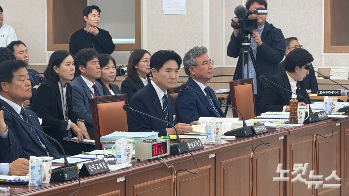 20일 전남광주통합특별시교육청 전남청사에서 열린 국회 교육위원회 국정감사에서 김대중 전남광주통합특별시교육감이 의원들의 질의를 듣고 있다. 김한영 기자