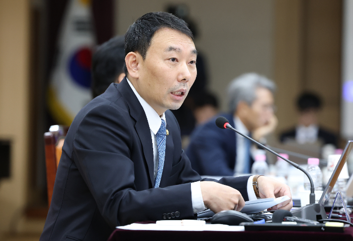 더불어민주당 김용민 의원이 20일 대구고법에서 열린 국회 법제사법위원회의 대구고등·지방·가정·회생법원, 부산고등·지방·가정·회생법원, 울산지방·가정법원, 창원지법에 대한 국정감사에서 질의하고 있다. 연합뉴스