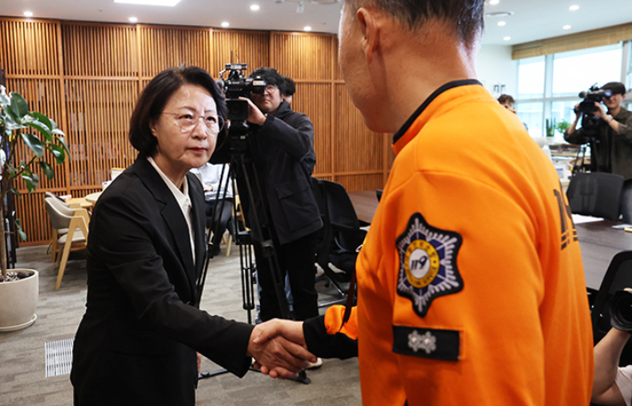 20일 경기도 수원시 경기도청에서 추미애 경기도지사가 전국공무원노동조합 소방본부 소방관과 악수하고 있다. 연합뉴스