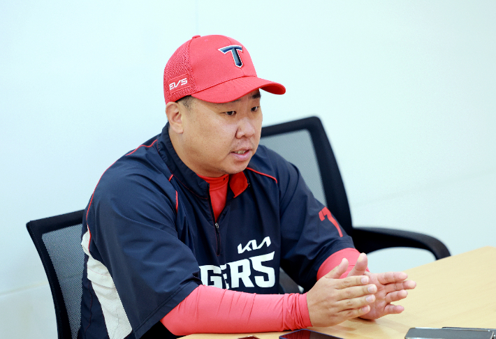 KIA 타이거즈 이범호 감독이 20일 서울 잠실야구장에서 LG 트윈스와의 KBO 프로야구 포스트시즌 준플레이오프 3차전을 앞두고 취재진 질문에 답변하고 있다. 연합뉴스 
