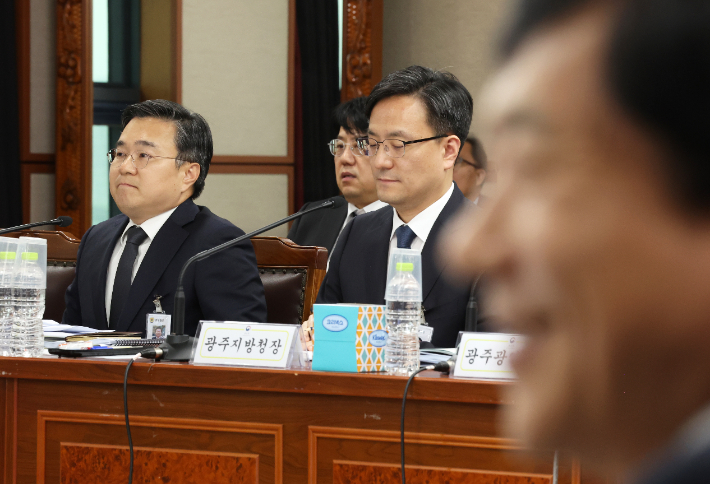 전주지방공소청장(왼쪽 첫 번째) 답변에 실소하는 이성윤 의원. 연합뉴스   