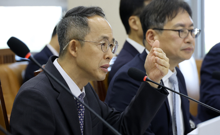황기연 한국수출입은행장이 20일 국회 재정경제기획위원회에서 열린 한국수출입은행 등에 대한 국정감사에서 의원 질의에 답하고 있다. 연합뉴스