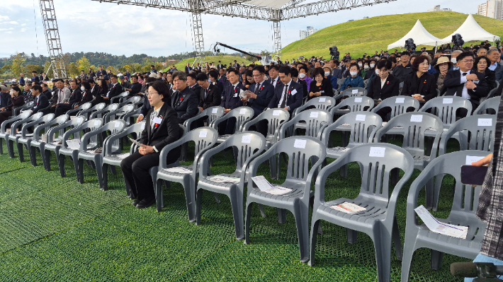 지난 19일 순천 오천그린광장에서 열린 제78주기 여순사건 합동추념식 식전행사에서 고의숙 제주특별자치도교육감이 내빈석 앞 줄에 홀로 앉아 있다. 여순범국민연대 제공 