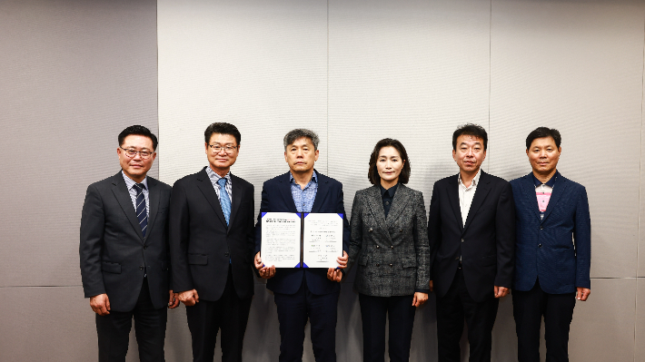 경주시를 비롯한 원전 소재 5개 지자체가 사용후핵연료 저장시설 지원대책 마련을 촉구하는 서한문을 전달하고 있다. 경주시 제공