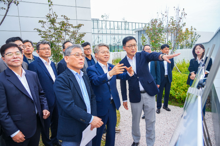 민형배 전남광주통합특별시장이 20일 오후 경기도 삼성전자 평택캠퍼스를 방문, 공사 현황에 대한 설명을 듣고 있다. 전남광주통합특별시 제공