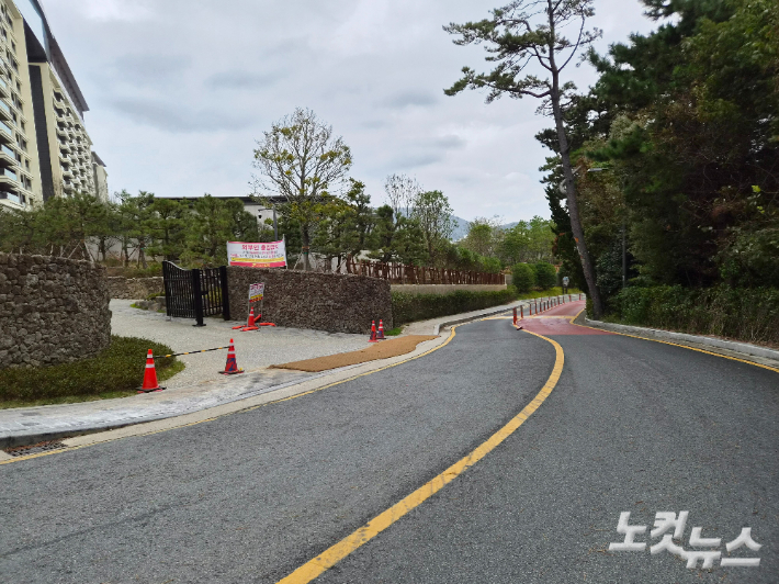 부산 기장군에 위치한 '반얀트리 부산 해운대' 옆 도로 모습. 해당 도로는 개발제한구역에 대해 무단 확장한 사실이 확인돼 시정 명령이 내려졌다. 정혜린 기자