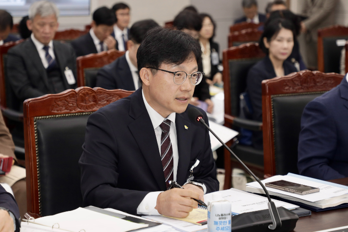 조용식 울산광역시교육감이 10월 20일 부산교육청에서 열린 국회 교육위원회의 울산·부산·경남·대구·경북교육청 국감에서 질문에 대해 답하고 있다. 울산교육청 제공  