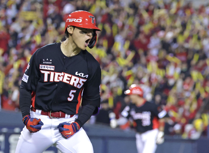 20일 서울 잠실야구장에서 열린 KBO 프로야구 포스트시즌 준플레이오프 3차전 KIA 타이거즈와 LG 트윈스의 경기. 2회초 1사 만루 상황에서 KIA 김도영이 만루 홈런을 친 뒤 환호하고 있다. 연합뉴스 