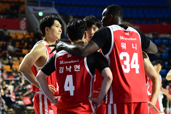 시즌 첫 승을 거둔 SK. KBL 제공