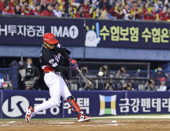 20일 서울 잠실야구장에서 열린 KBO 프로야구 포스트시즌 준플레이오프 3차전 KIA 타이거즈와 LG 트윈스의 경기. 2회초 1사 만루에서 KIA 김도영이 홈런을 때려내고 있다. 연합뉴스 