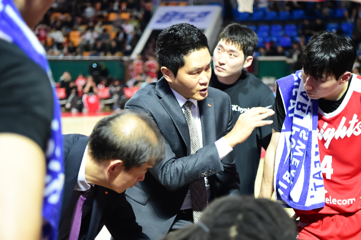 SK 전희철 감독의 작전 지시. KBL 제공
